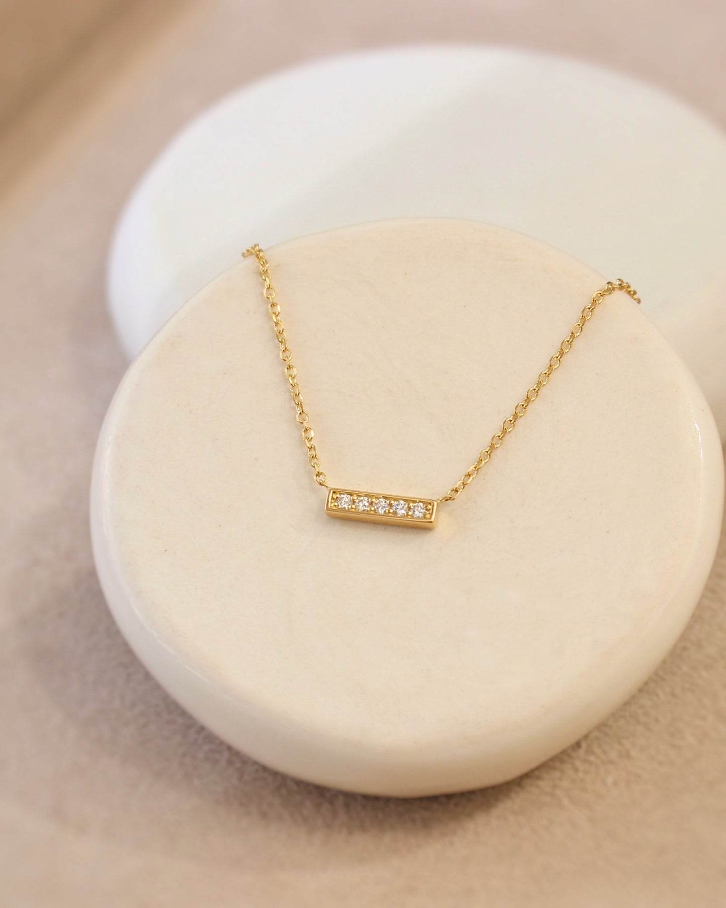 collier moderne pour femme en or jaune 18k avec une barrette de 5 diamants taille brillant