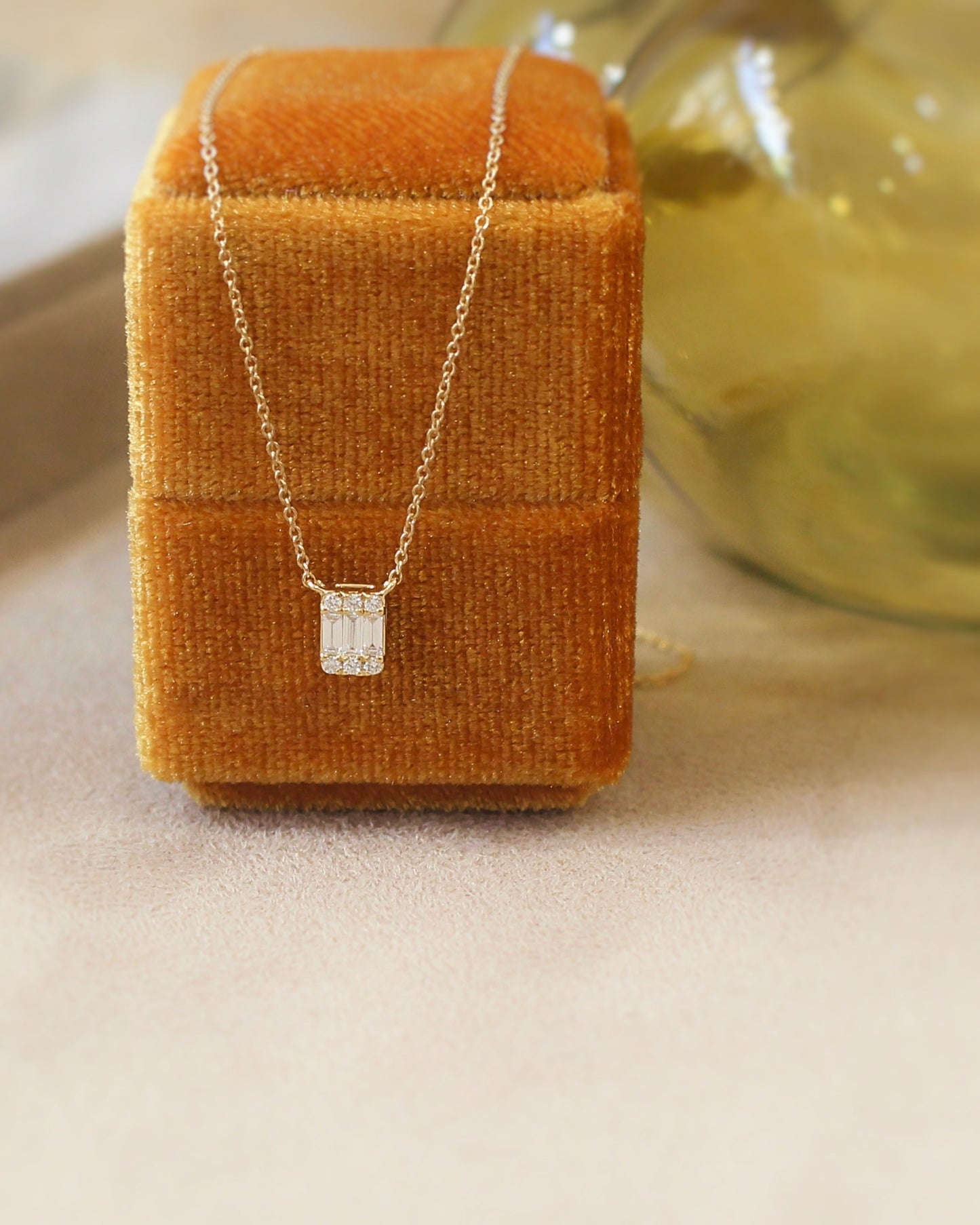 collier or jaune avec pendentif diamants taille baguette et taille brillant