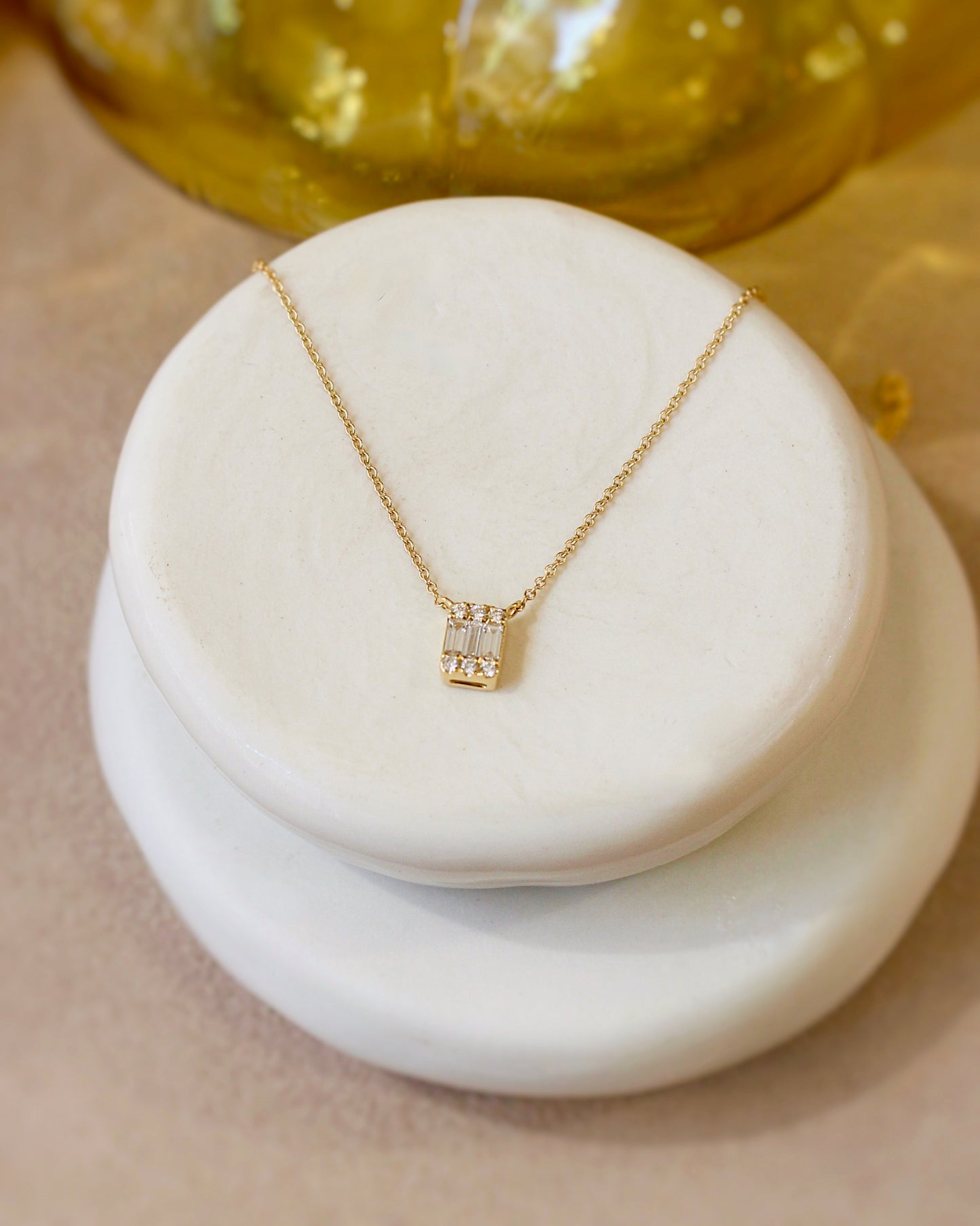 collier fin pour femme en or jaune avec diamants baguette et diamants taille brillant