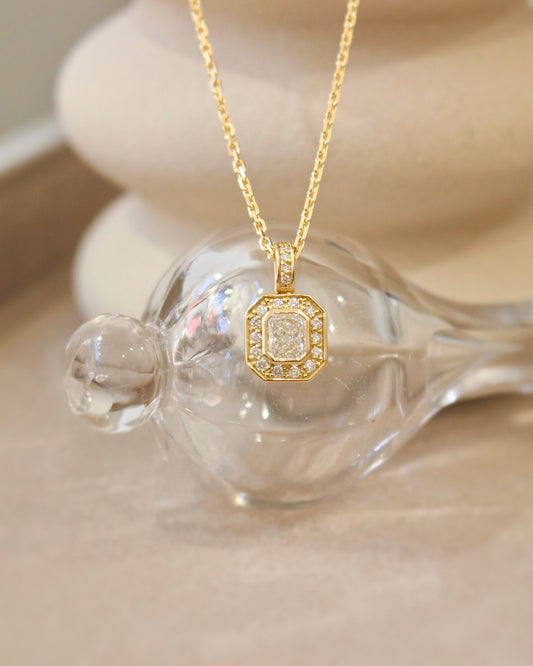 collier pendentif style At Déco-diamant taille radiant entourage diamants - or jaune 18k