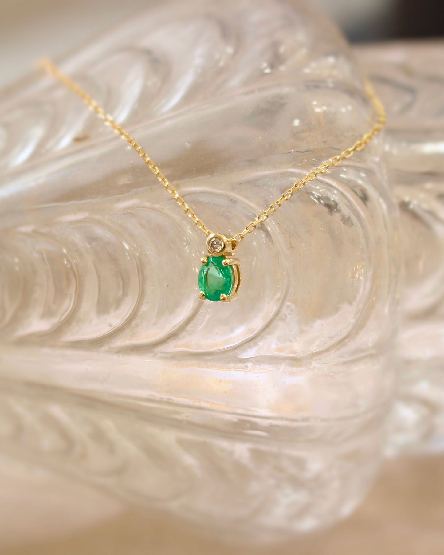 collier pour femme avec pendentif émeraude et diamant sur or jaune 18k