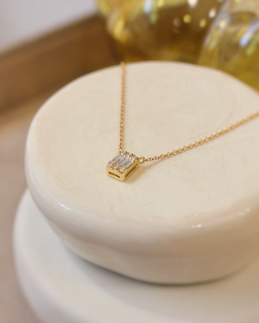 collier pour femme en or jaune 18k avec pendentif composé de diamants baguette dans l'esprit art déco