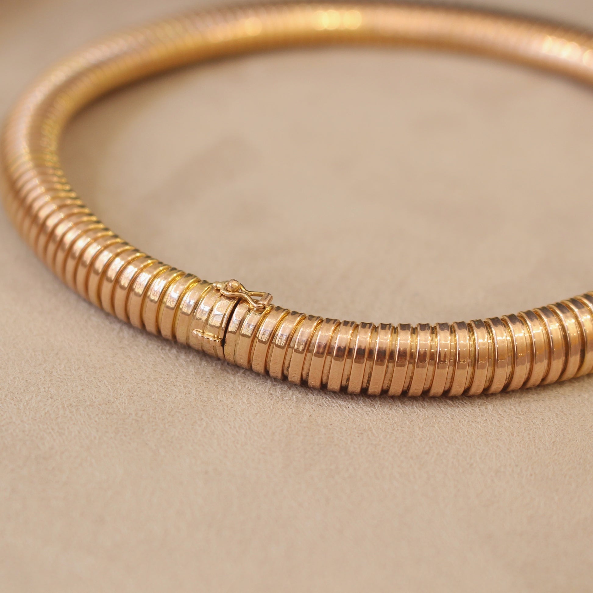 collier tubogaz en or rose vers 1940 fermeture à cliquet et huit de sécurité