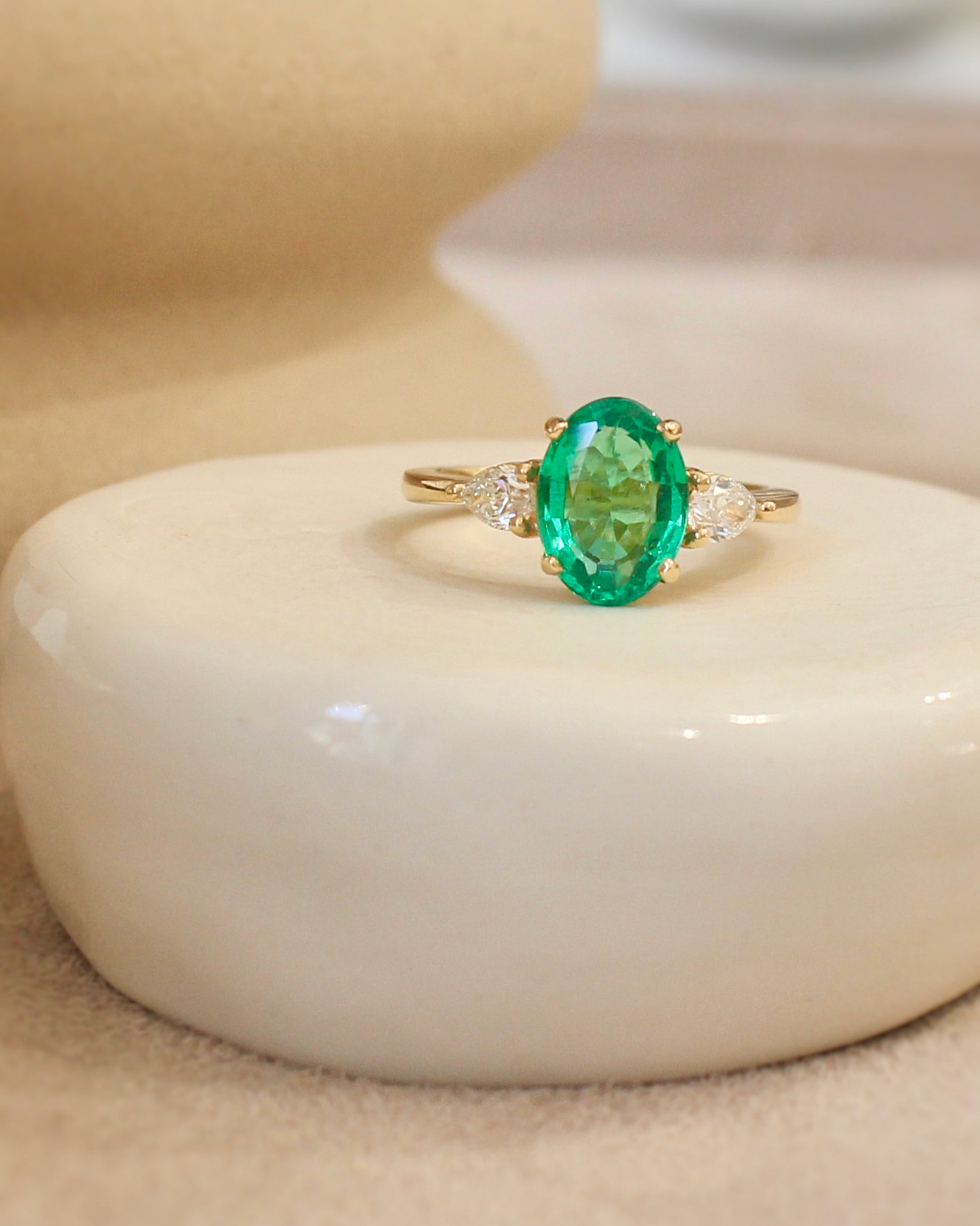 émeraude taille ovale de 2,12 carats et deux diamants taille poire - monture en or jaune