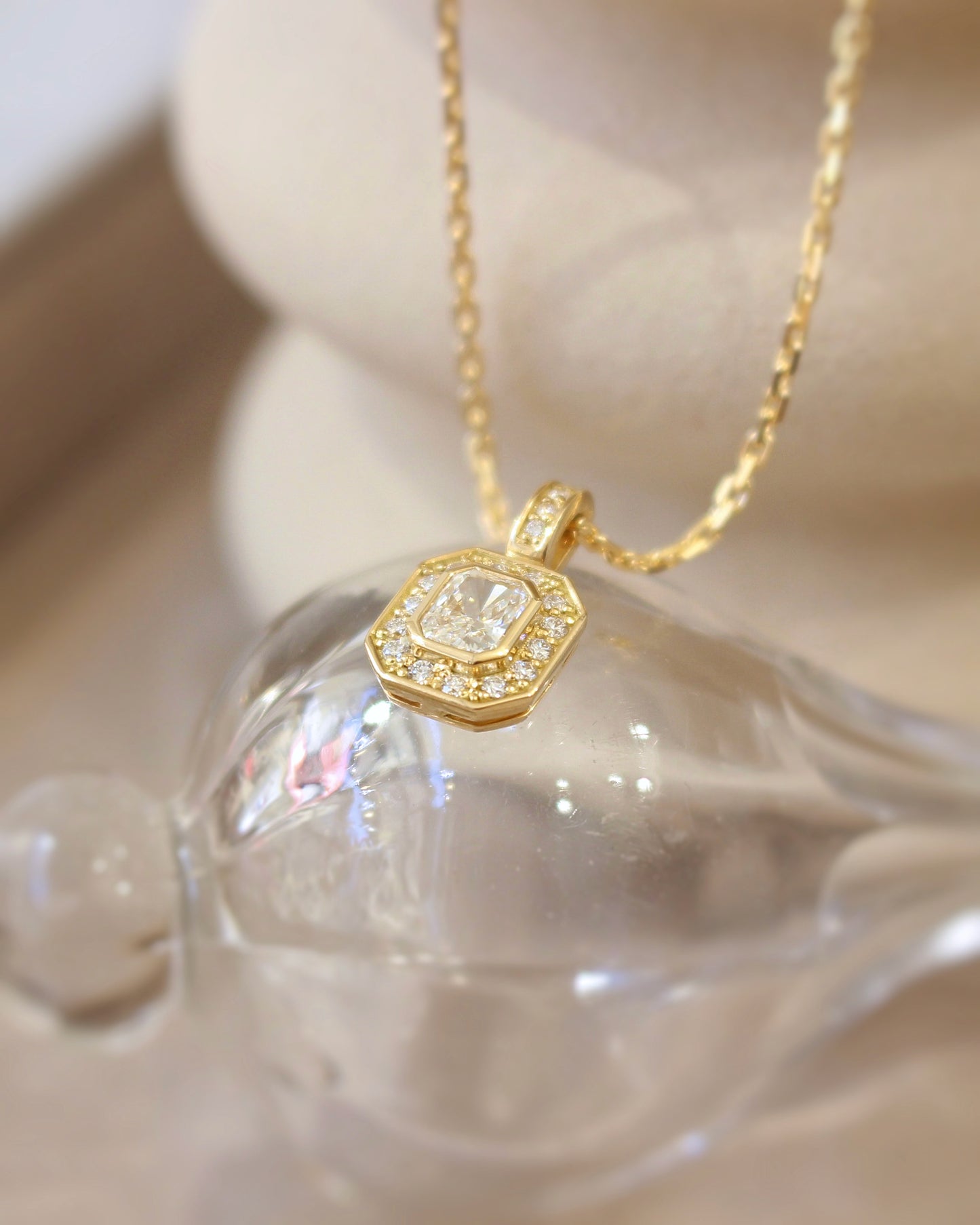 important diamant taille radiant pour ce collier dans le style Art Déco- chaine et monture en or jaune 18k
