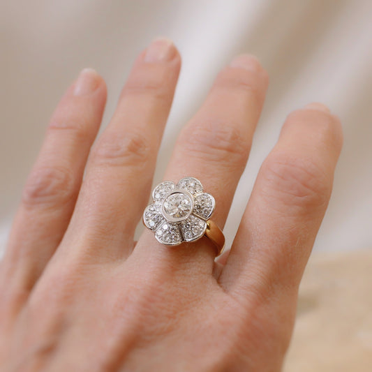 Importante bague diamants de style marguerite