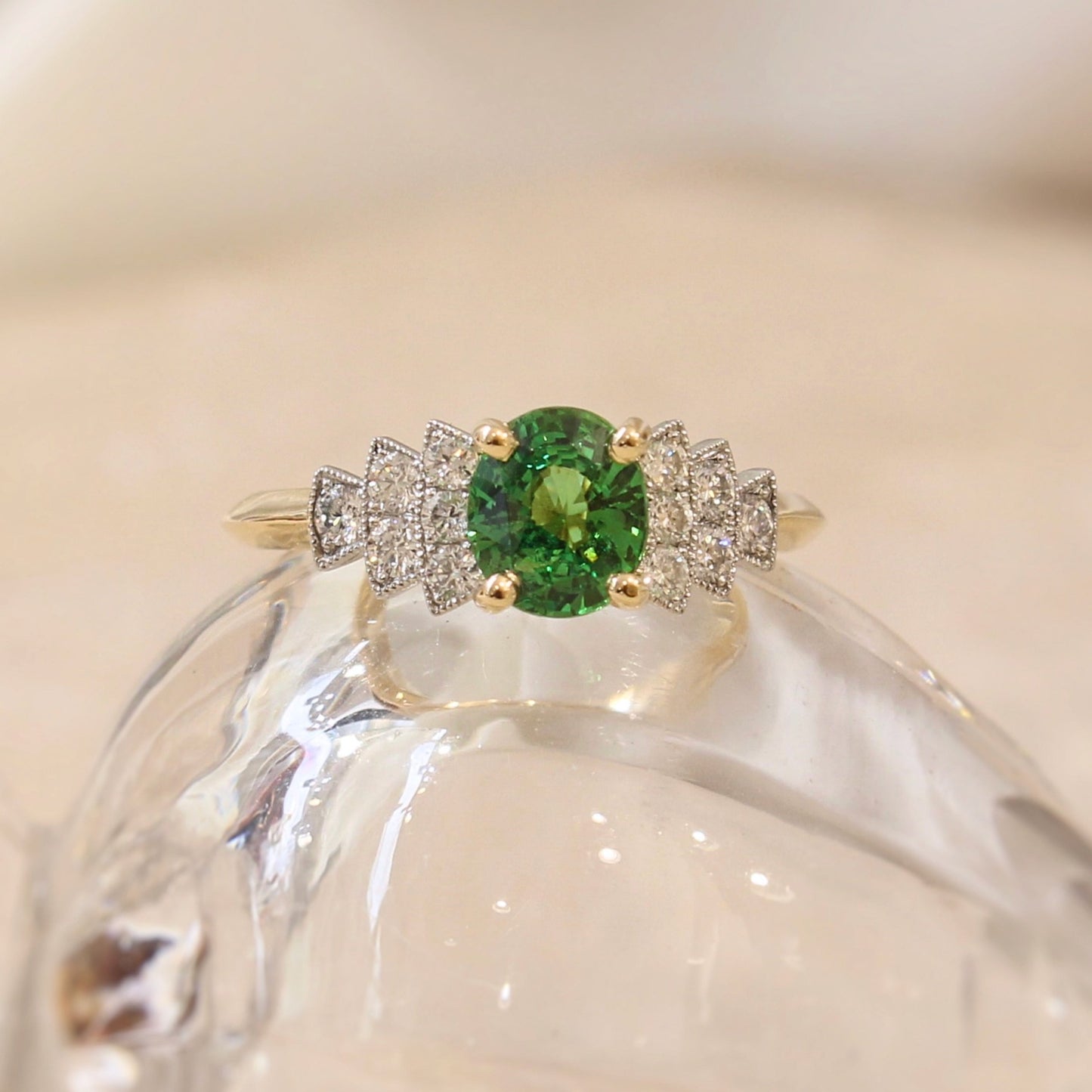 magnifique bague grenat tsavorite épaulée de diamants sertis en escalier- Style Art Déco