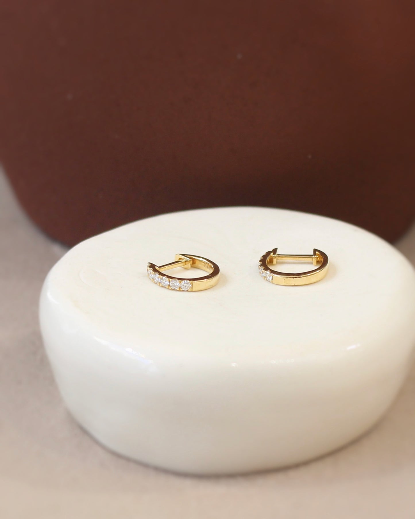 mini-creoles diamants sur or jaune 18k