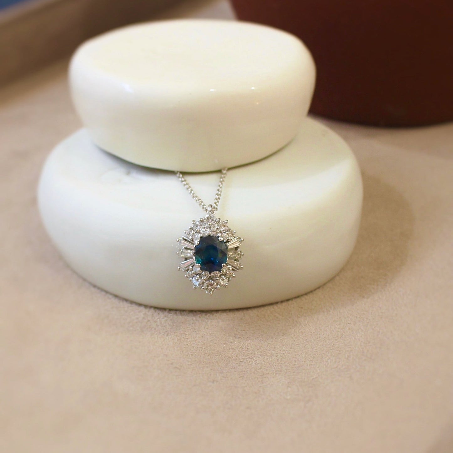 pendentif saphir entourage diamants sur une chaine en or blanc