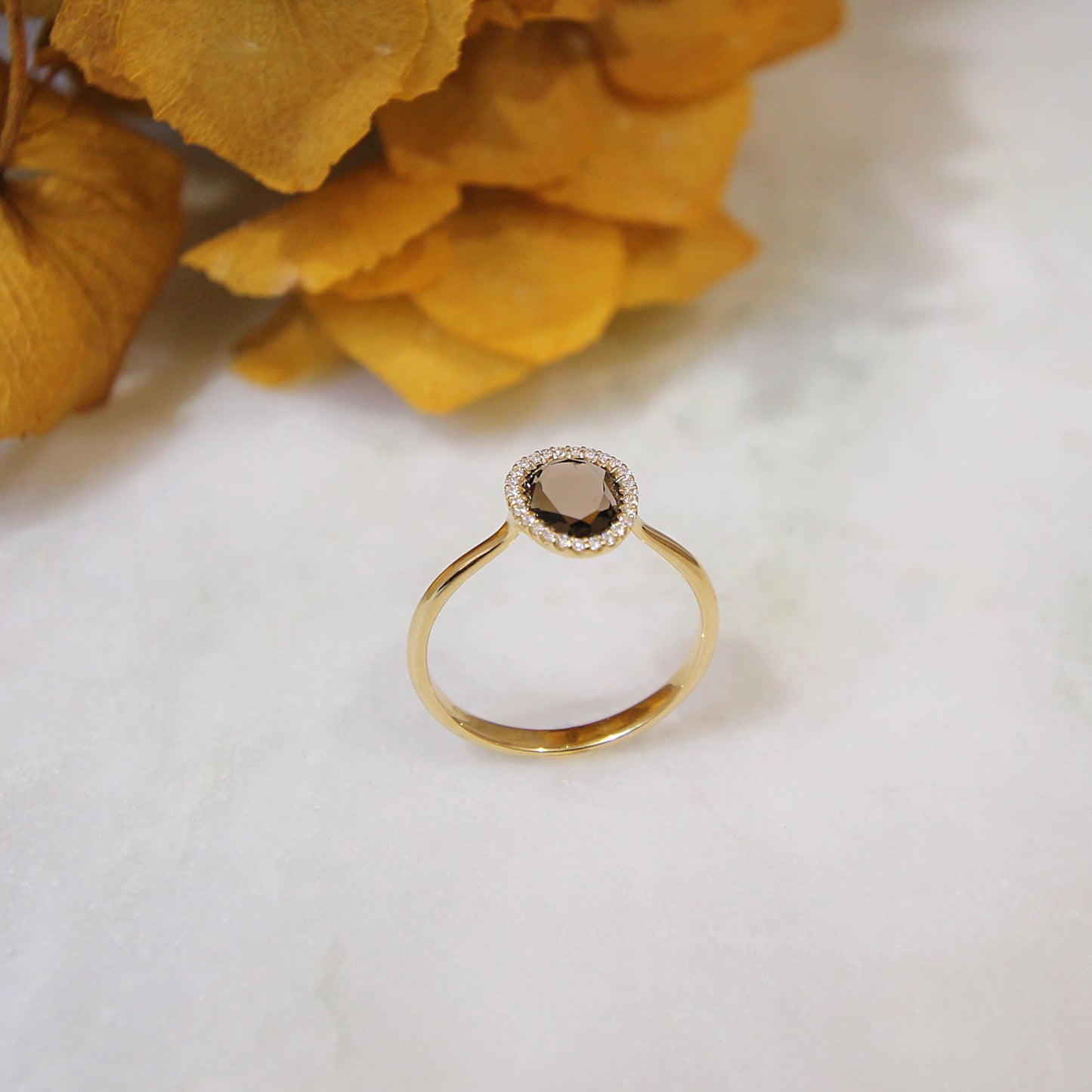 pierre fine de quartz fumé avec un entourage de diamants sur une monture en or jaune