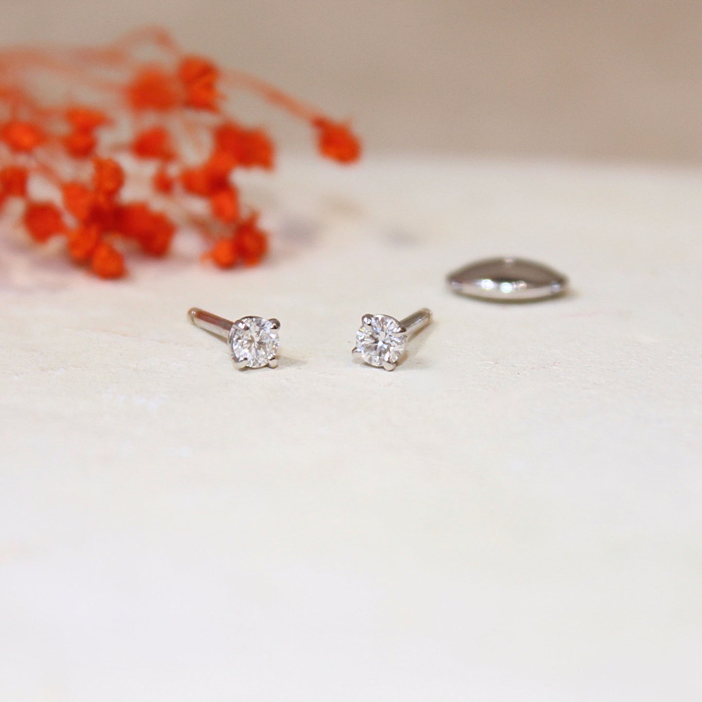 puces d'oreilles diamants de 0,10 carat chacun sur une monture en or blanc 18k