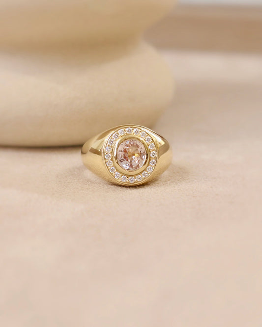 saphir pêche entourage diamants pour une bague jonc esprit chevalière - or jaune 18k