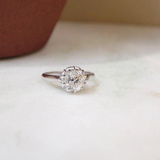 Solitaire diamant taille ancienne - panier ouvragé sur une monture en or blanc