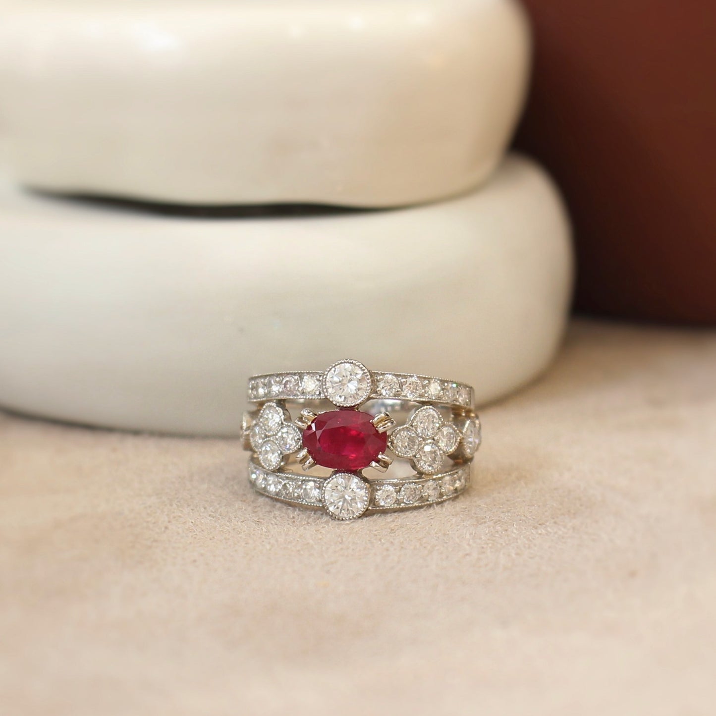 Superbe bague bandeau style empire composée d'un rubis taille ovale et de diamants