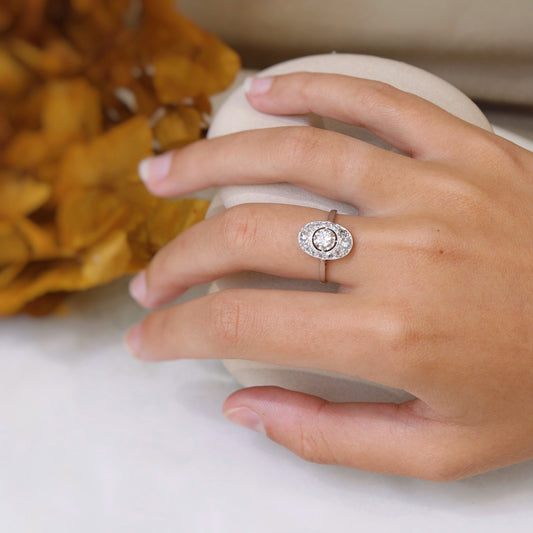 superbe bague ancienne époque Art Déco- de forme ovale avec un diamant centrale et un halo de diamants-monture en platine