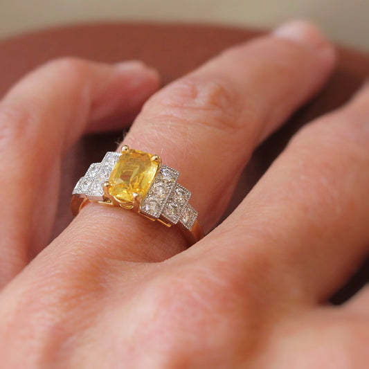 superbe saphir jaune taille ovale avec de chaque coté des diamants taille brillant sertis en escalier dans l'esprit art déco