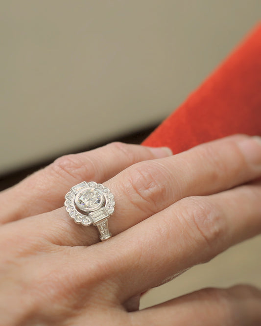 volumineuse bague en or blanc dans le style Art Déco avec un diamant central de plus de 1 carat.