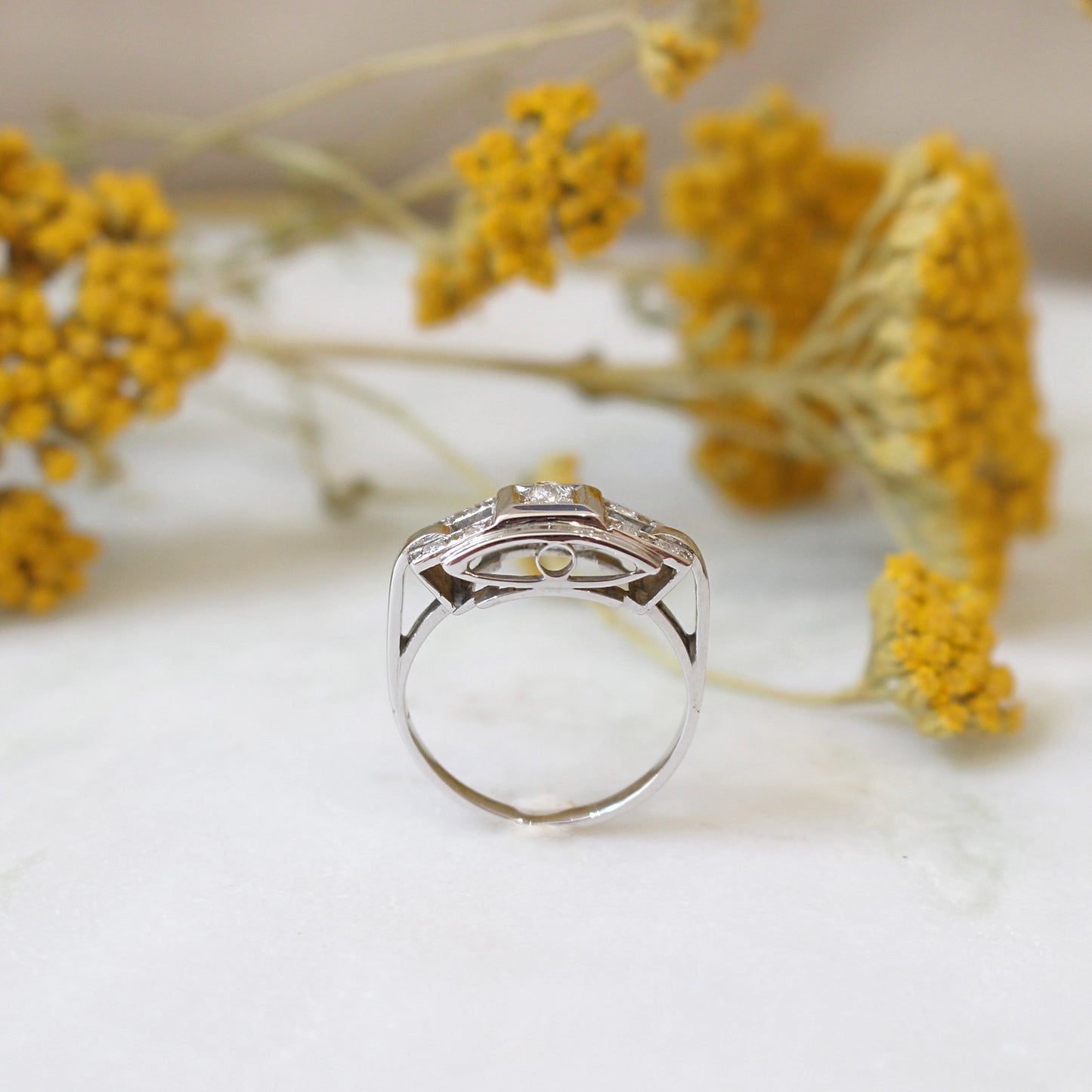 vue de coté bague art déco vers 1930 en or blanc et diamants