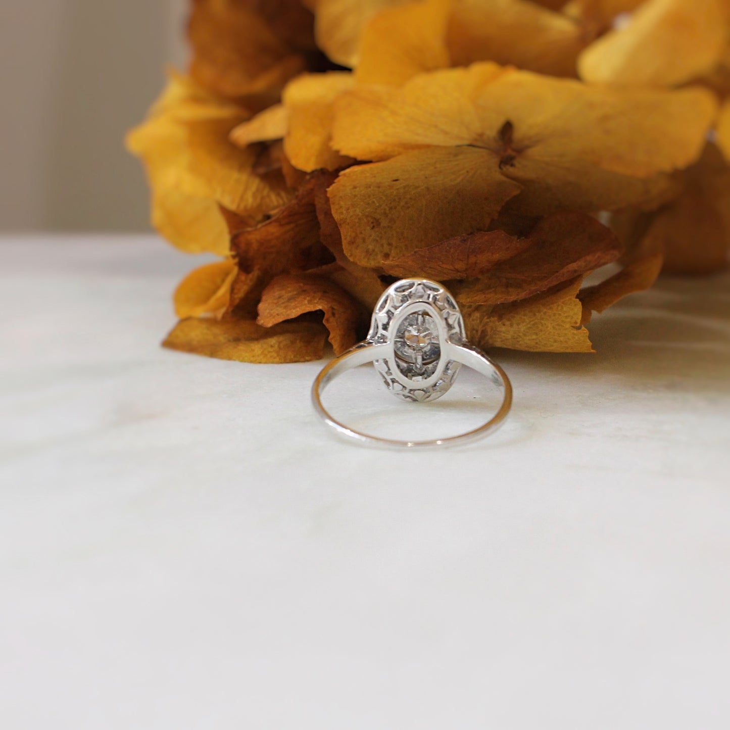 Bague Art déco forme ovale en platine et diamants