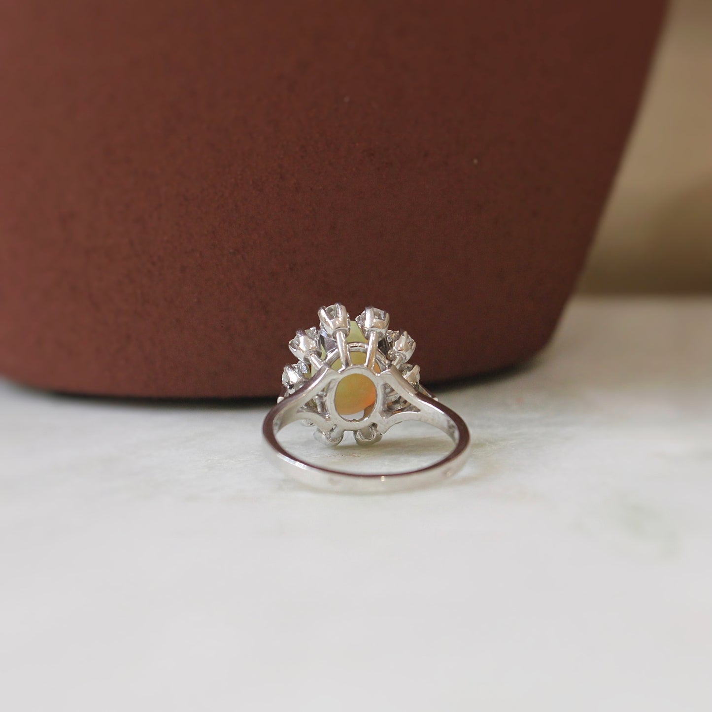 Vue de dos bague marguerite opale et diamants