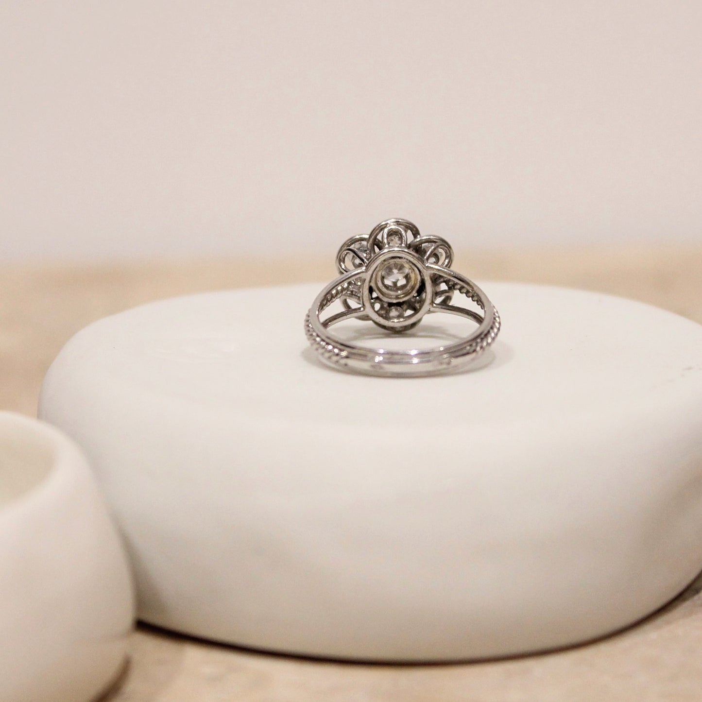 vue de dos d'une bague fleur vintage en or blanc et diamants