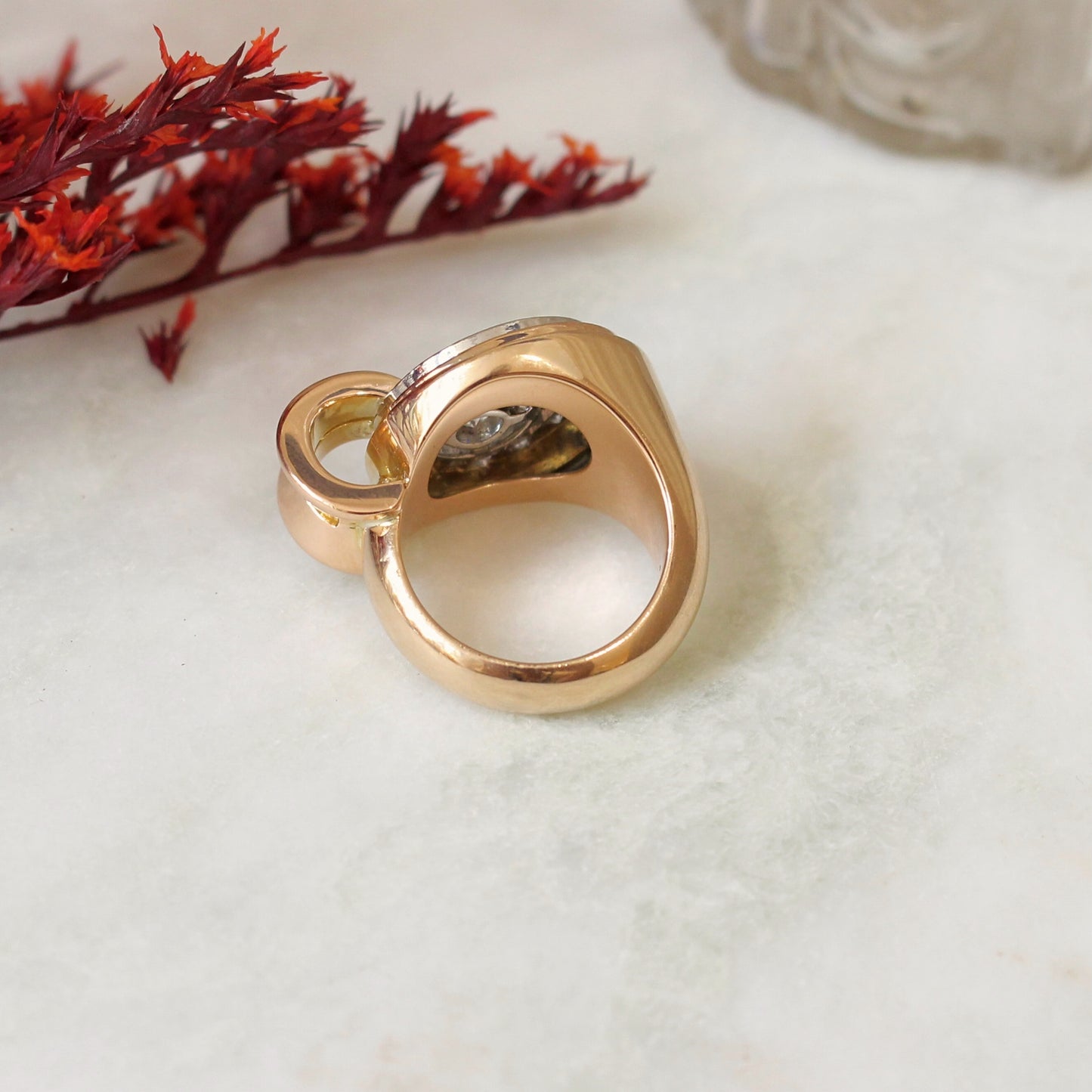 vue de dos d'une bague tank volumineuse en or rose et diamants