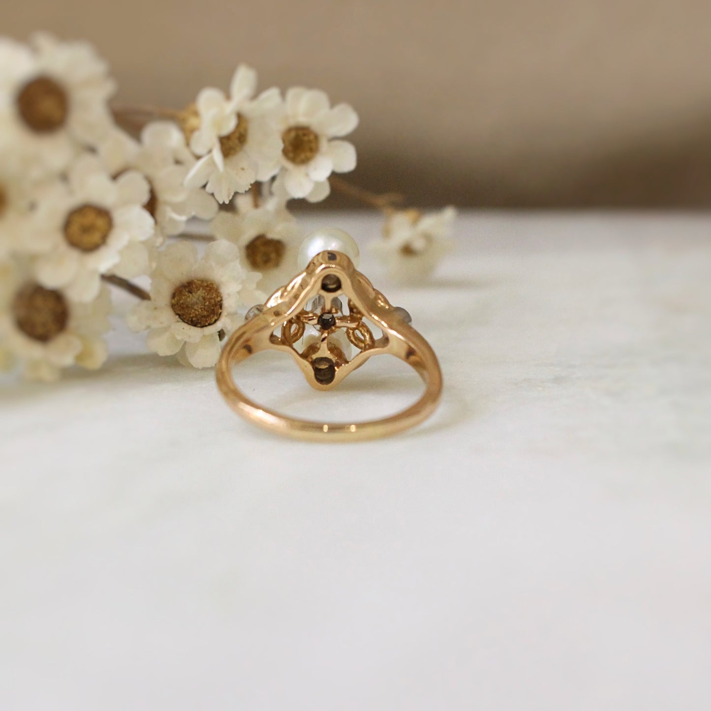 vue de dos de bague en or rose avec perles de culture et diamants