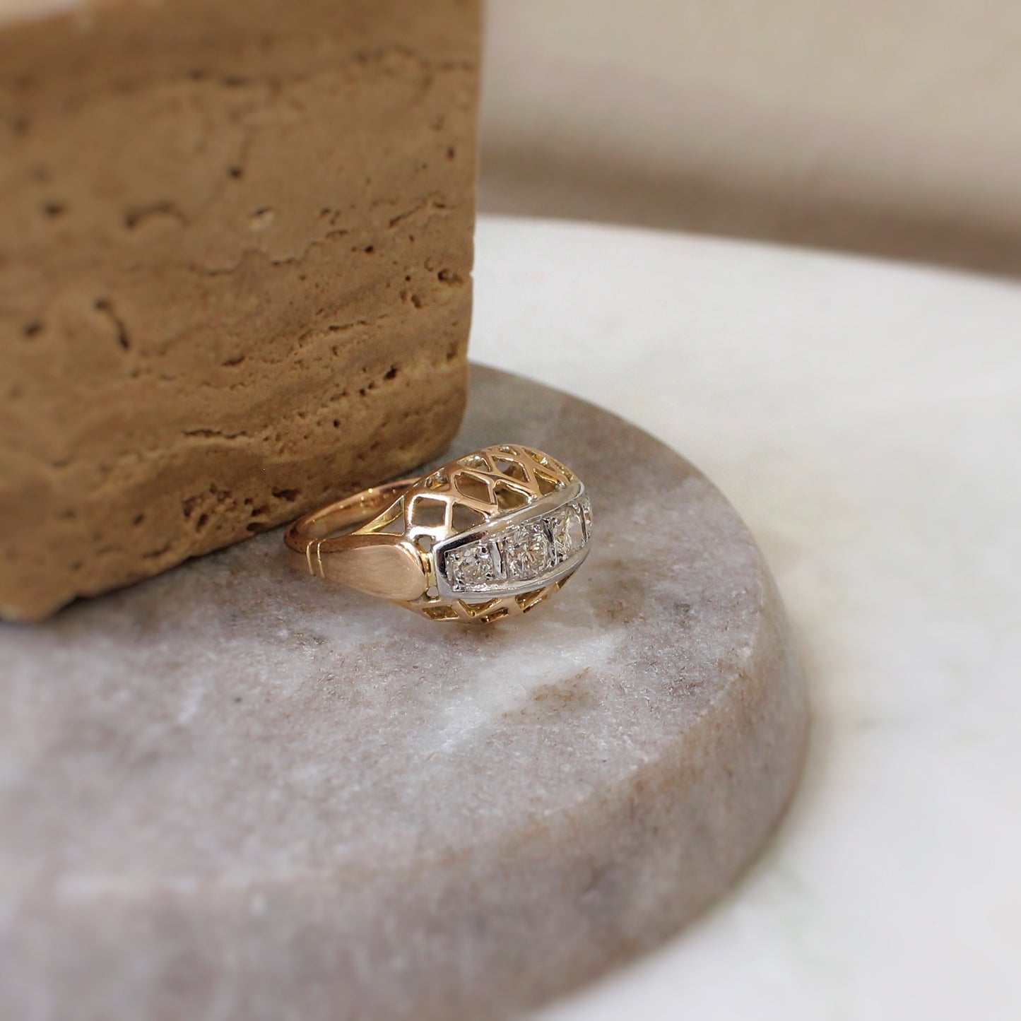 Vue de profil bague ancienne dite bague jarretière