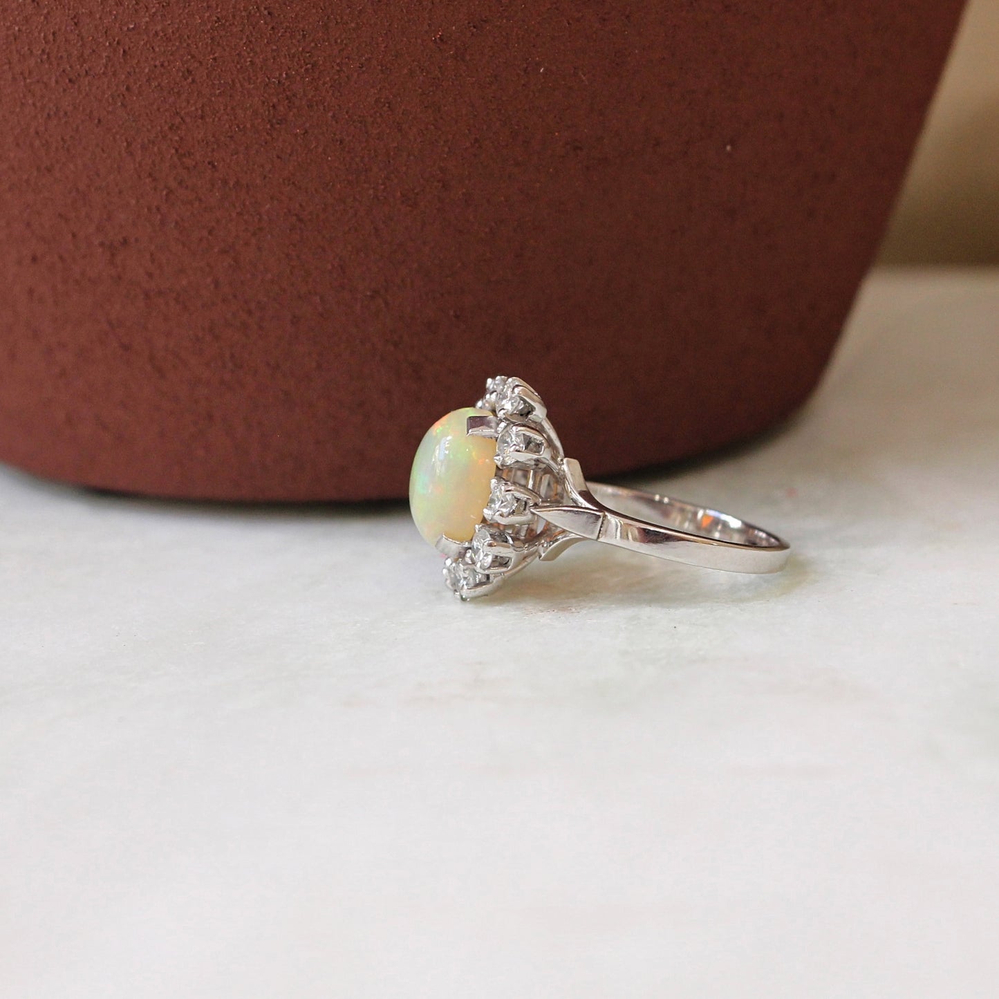 Vue de profil bague marguerite avec opale Wello et diamants-monture en or blanc