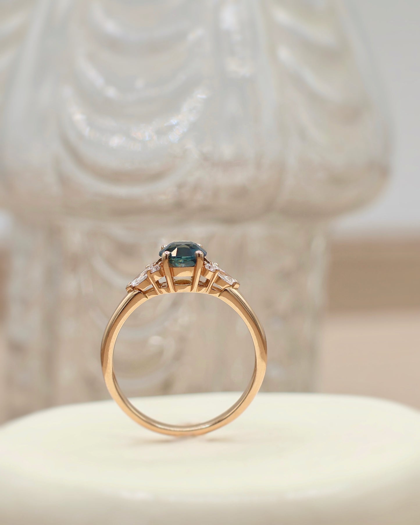 vue de profil bague saphir et diamants-or rose 18k