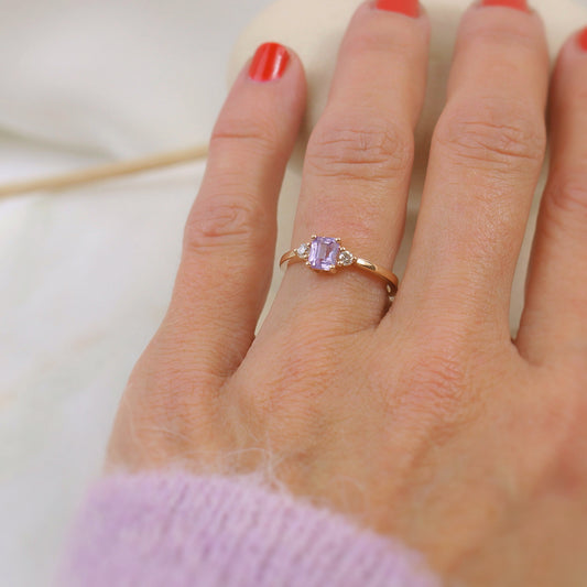 Sublime bague saphir Parme rectangle à pans coupés épaulé de diamants taille brillant