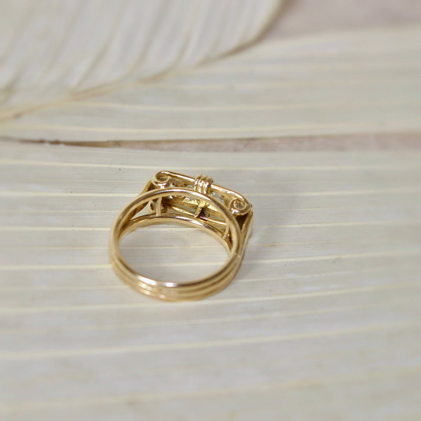 Bague ancienne vers 1930 ornée d'une ligne de ' diamants taille rose sur une monture en or jaune 1#8K