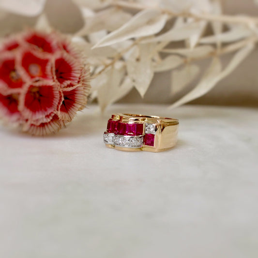 Bague tank en or rose avec diamants et rubis calibrés