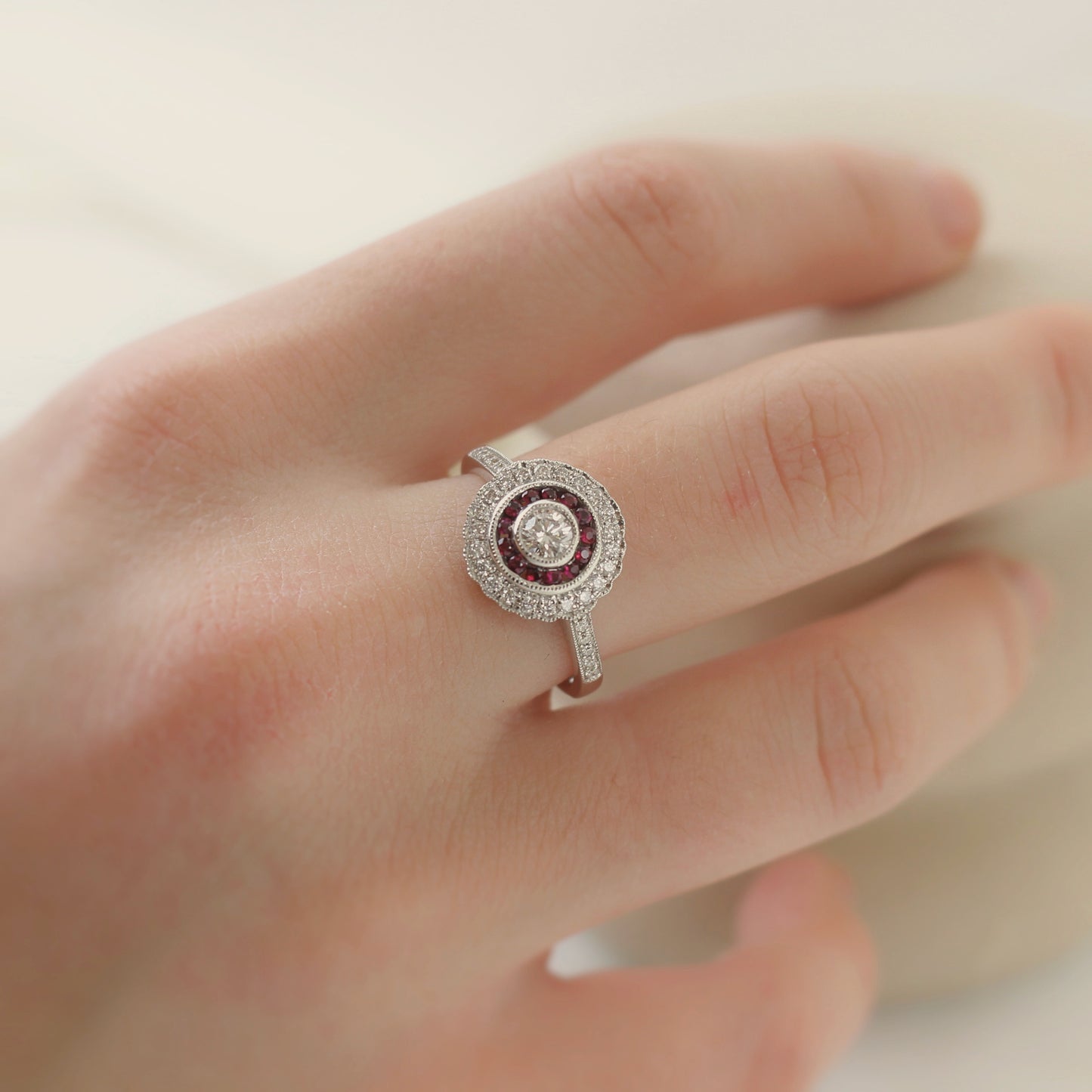 Bague art déco orné d'un diamant central et de rubis l'entourant. L'anneau est également serti de diamants