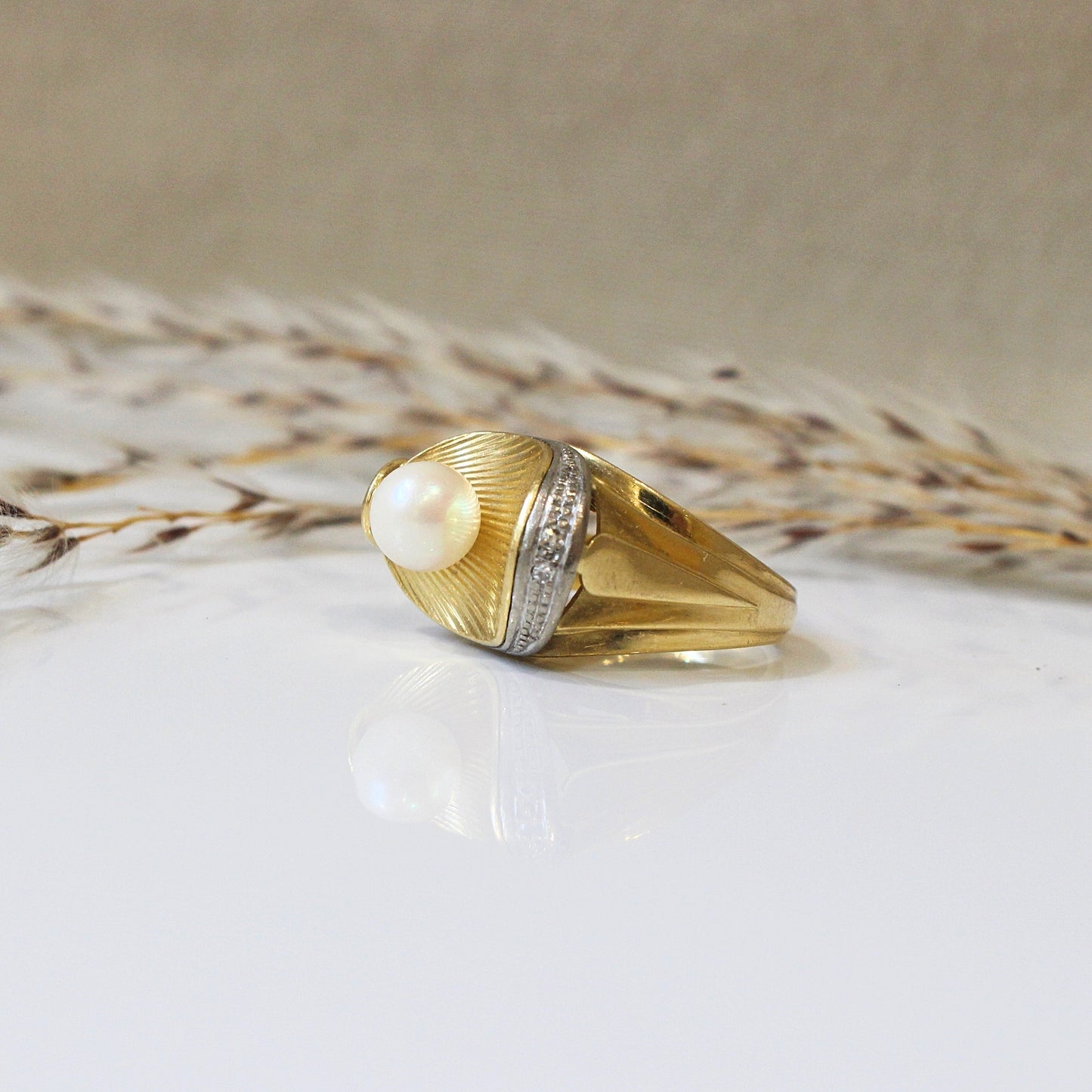 Bague ancienne, art déco, vers 1930, modèle original, formant une vague avec perle de culture