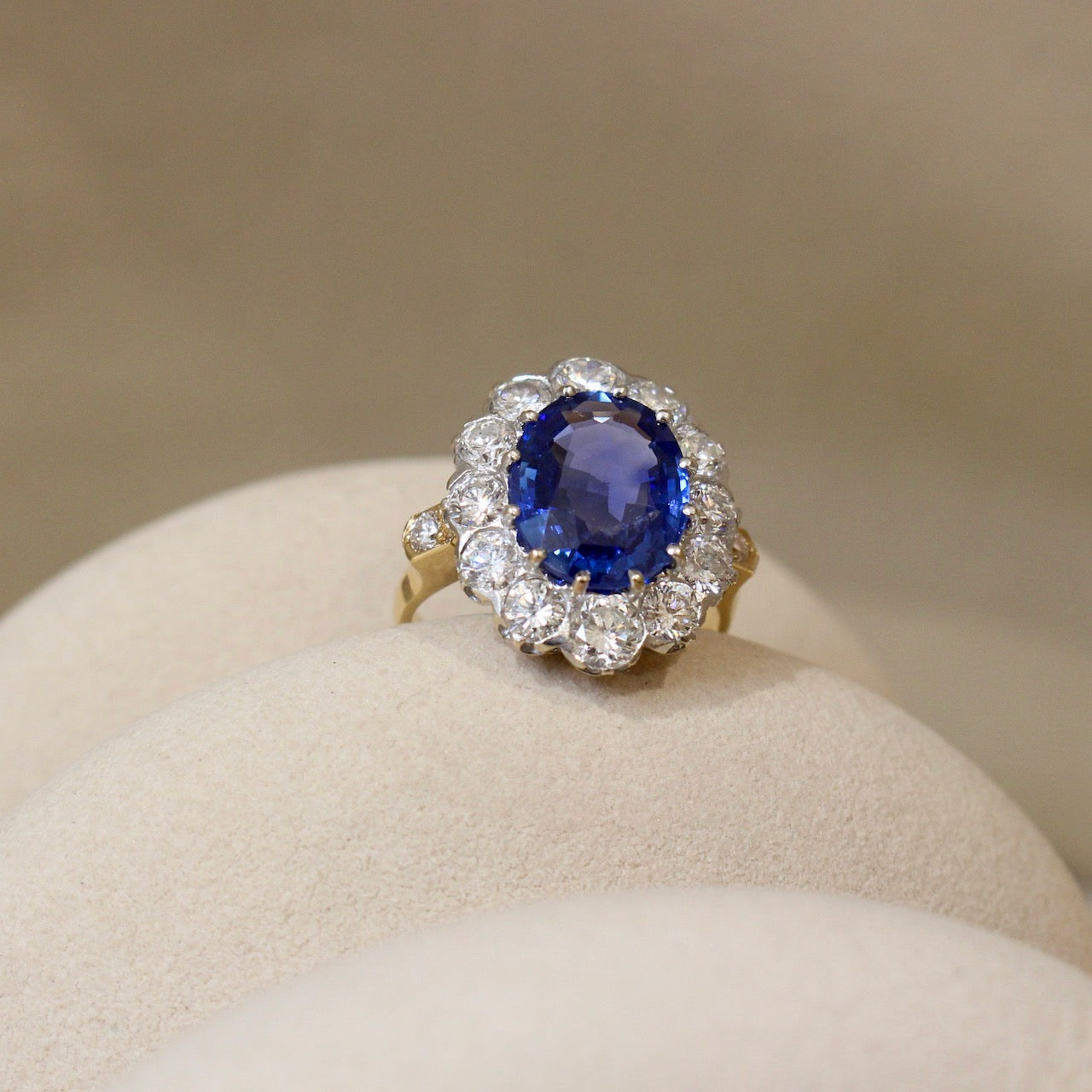 Superbe bague Pompadour Saphir oval et entourage diamants