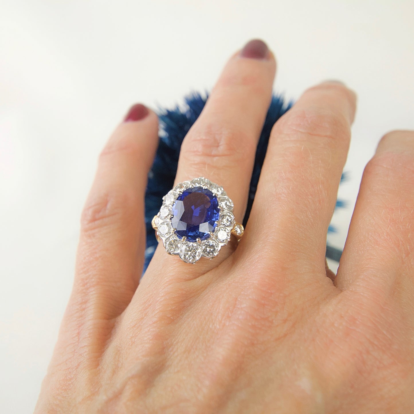 Superne bague de fiançailles avec un saphir entouré de diamants/Comme la bague de Diana