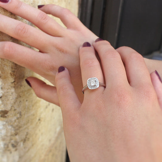 Bague de fiançailles:diamant taille coussin entourage diamants/monture en or gris