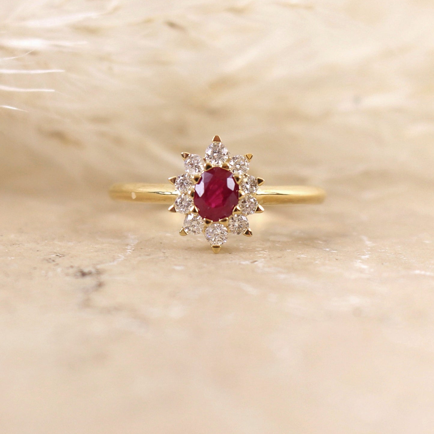 petite bague marguerite avec un rubis au centre et un entourage diamants
