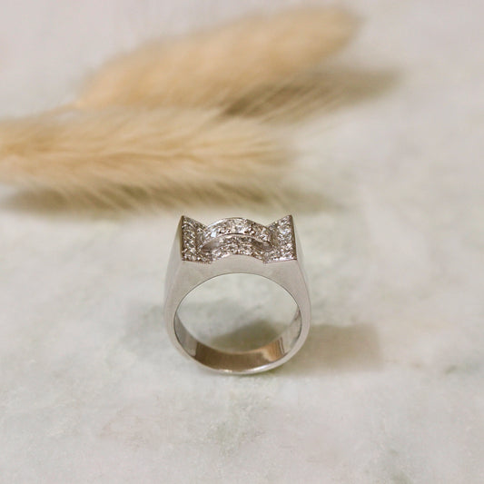 Bague inspiration art déco pont à livre ouvert en pavage de diamants et or blanc