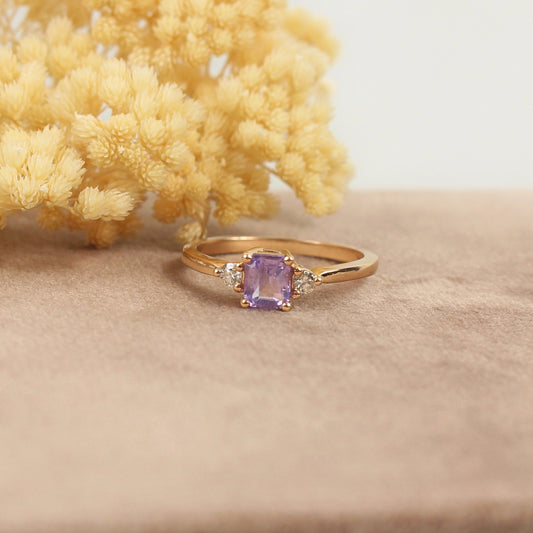 Bague Saphir Lila taille émeraude épaulé de diamants