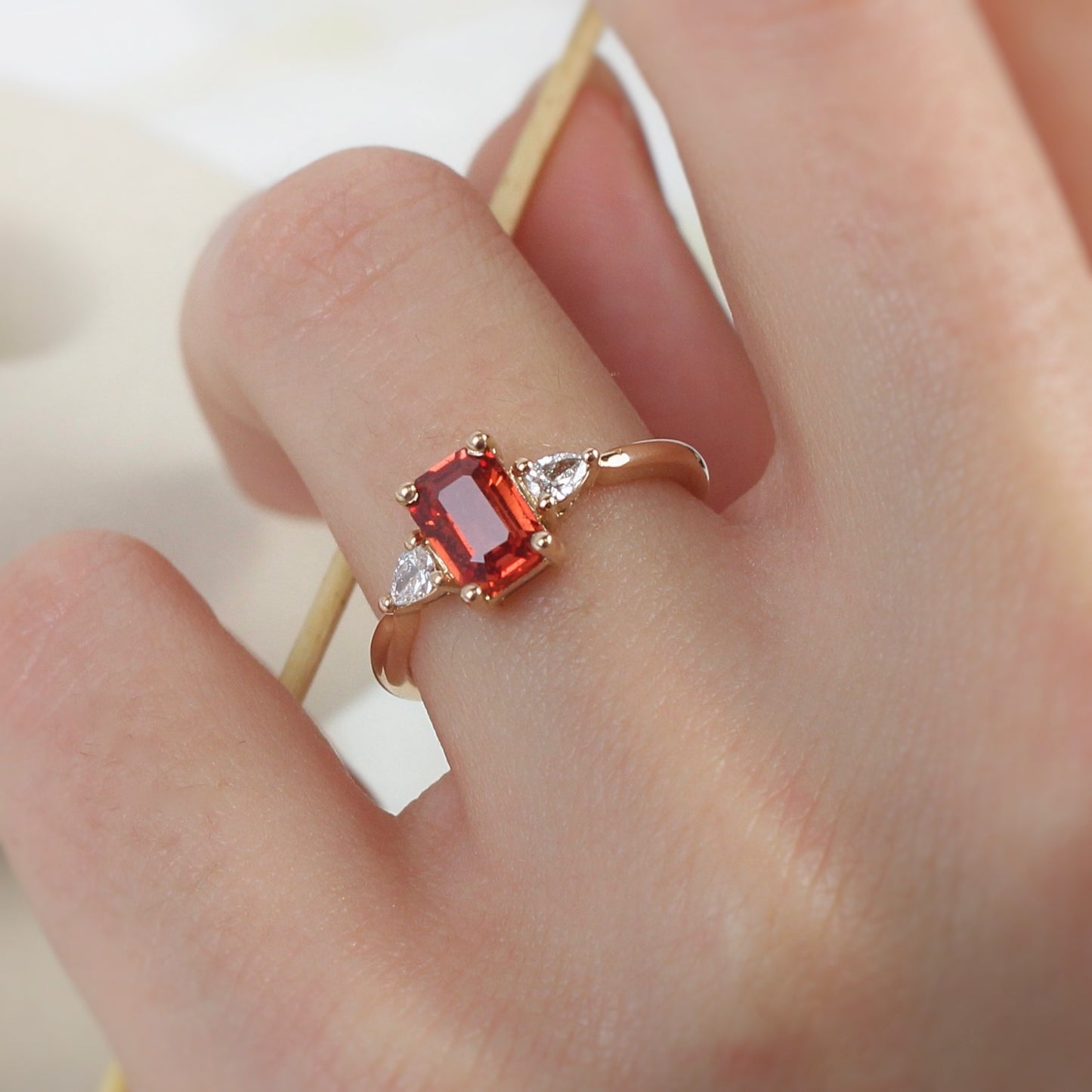 Bague saphir orange epaule de diamants poire