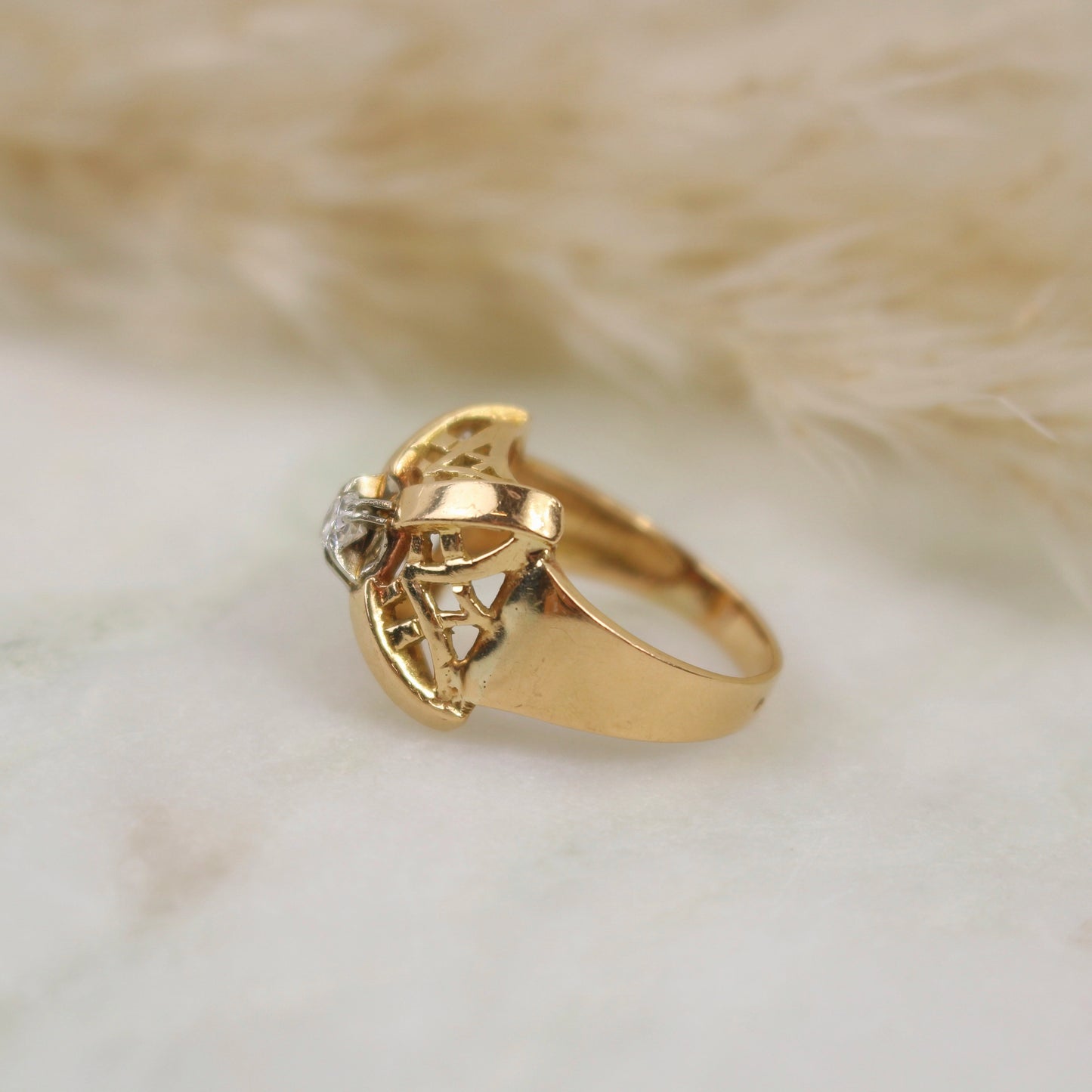 Bague tank originale en or rose à décors ajourés