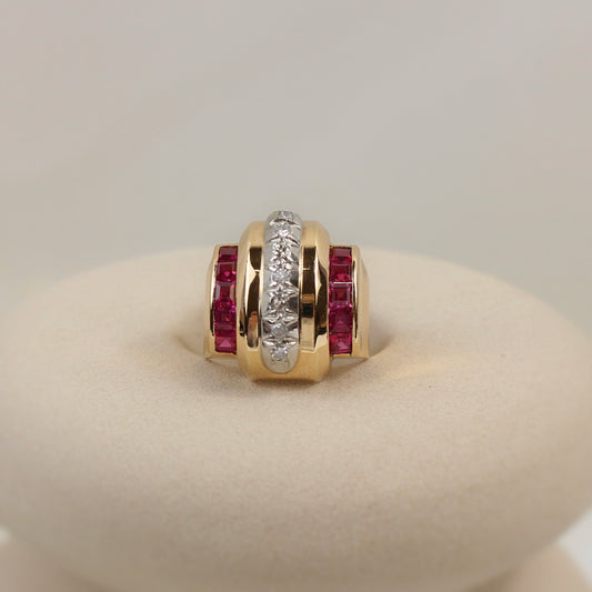 Superbe bague Tank demi-cylindrique en or rose à crête diamantée. La bague est formée par une ligne centrale de 7 diamants de 0,04carat de 2 lignes de rubis calibrés pour souligner les volumes de cette superbe bague tank.