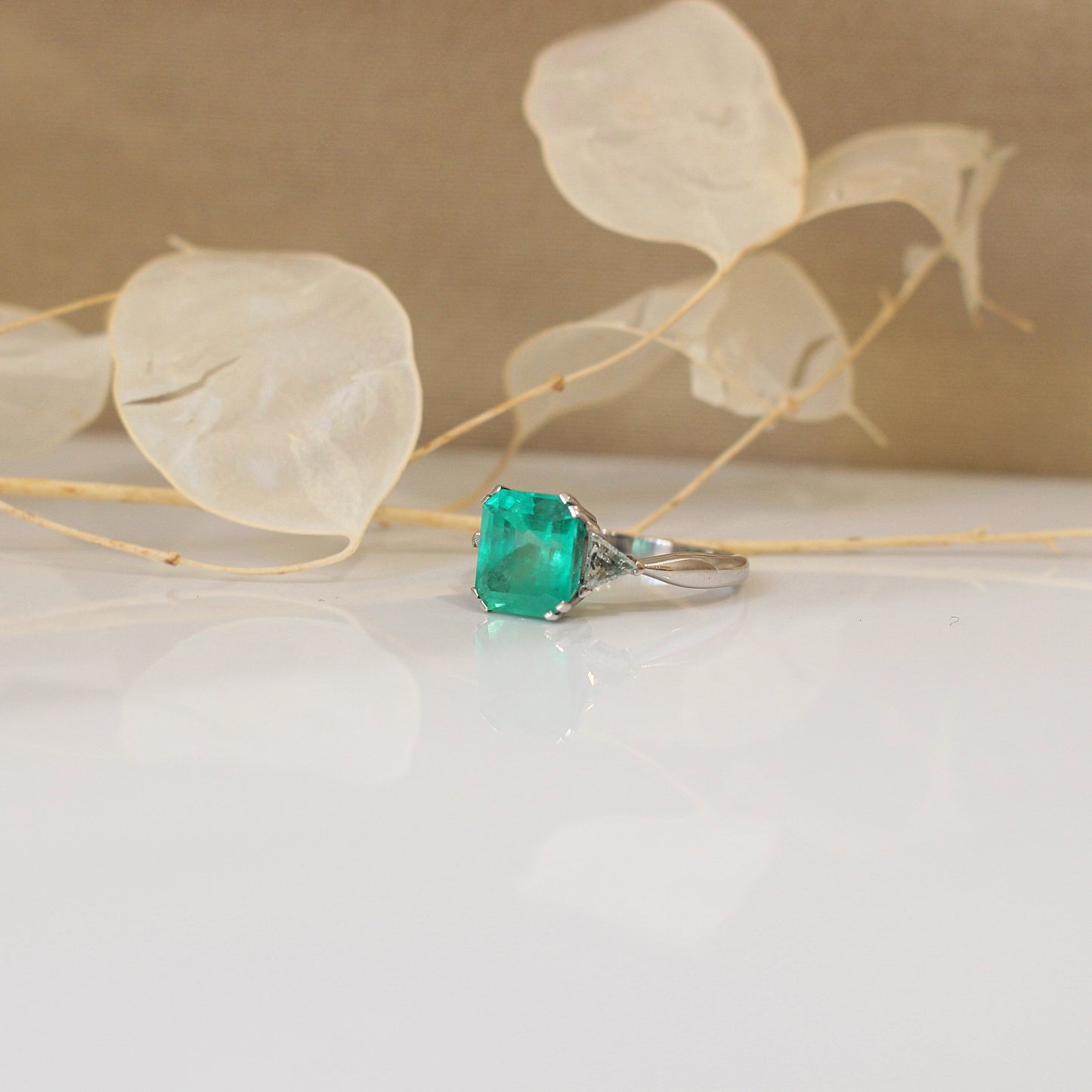 Belle bague emeraude et diamants monture en or gris 18k