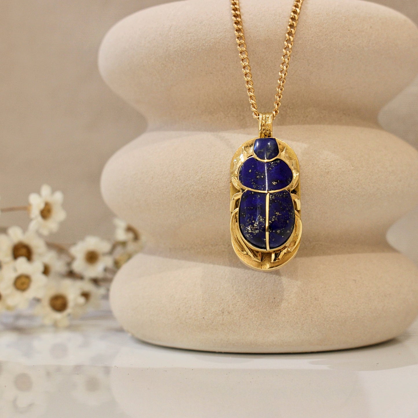 Bijou pendentif en or jaune 18k et lapis lazuli représentant un scarabée