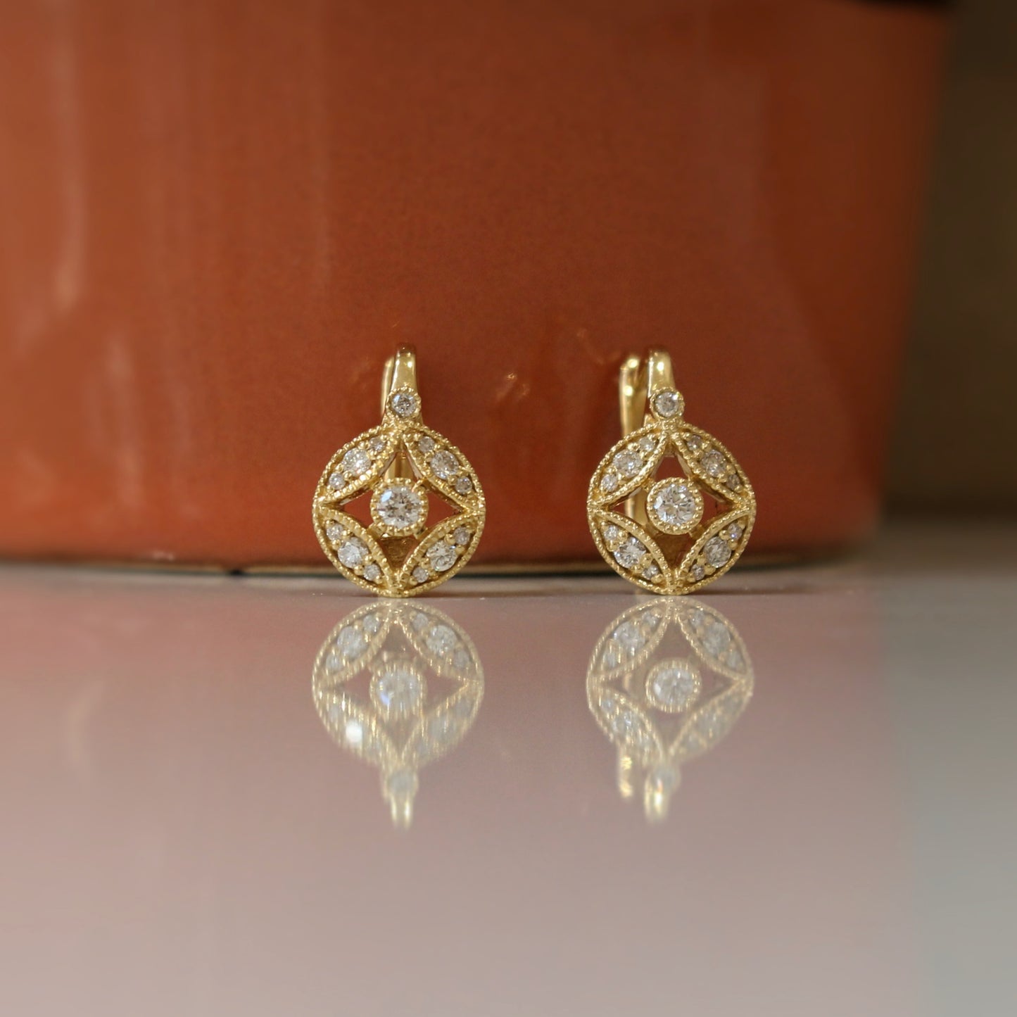 Charmantes boucles d'oreilles pour femme, style art déco e, or jaune et diamants