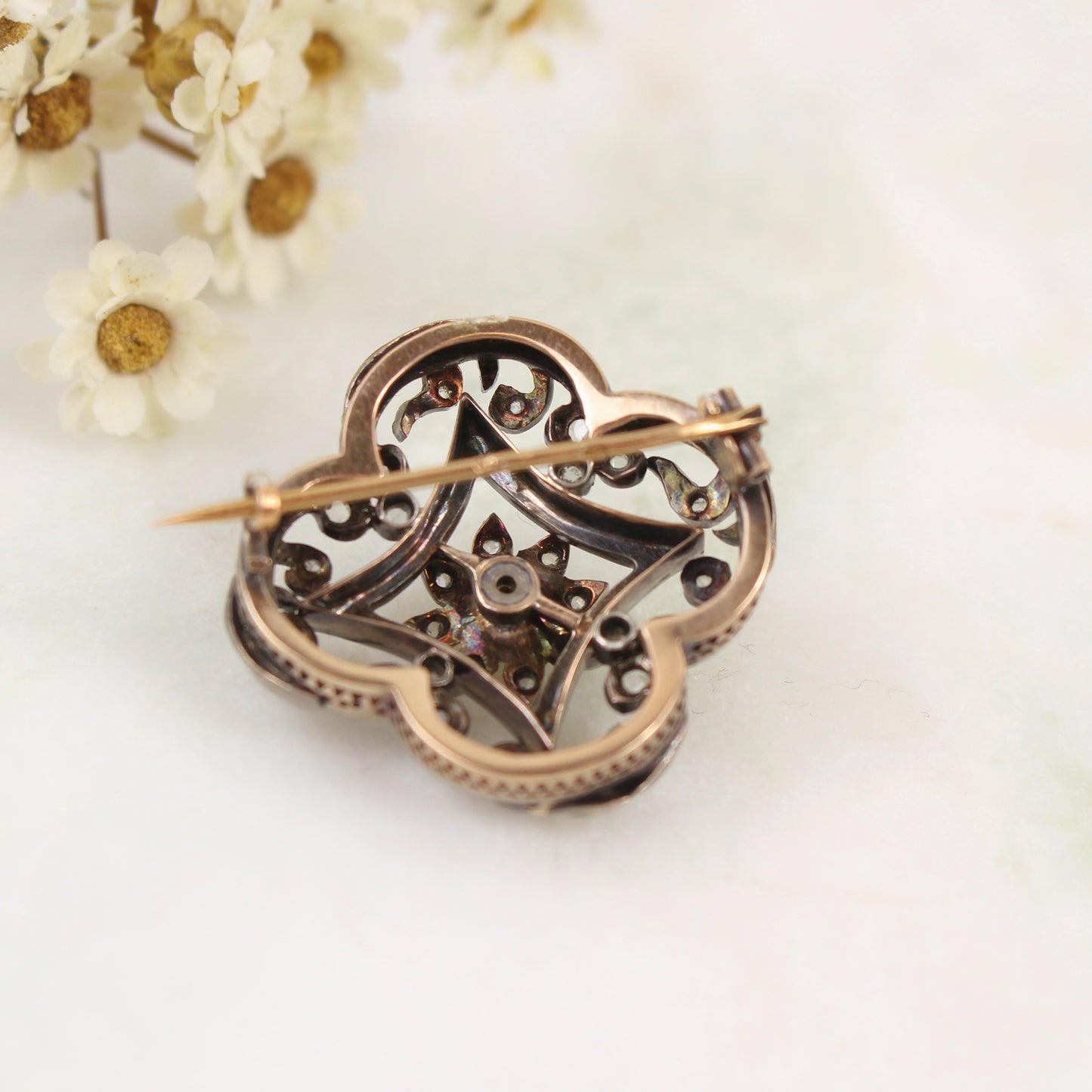 Broche XIXsiècle en argent et or rose, motif fleurie ornée de diamants et marguerite au centre
