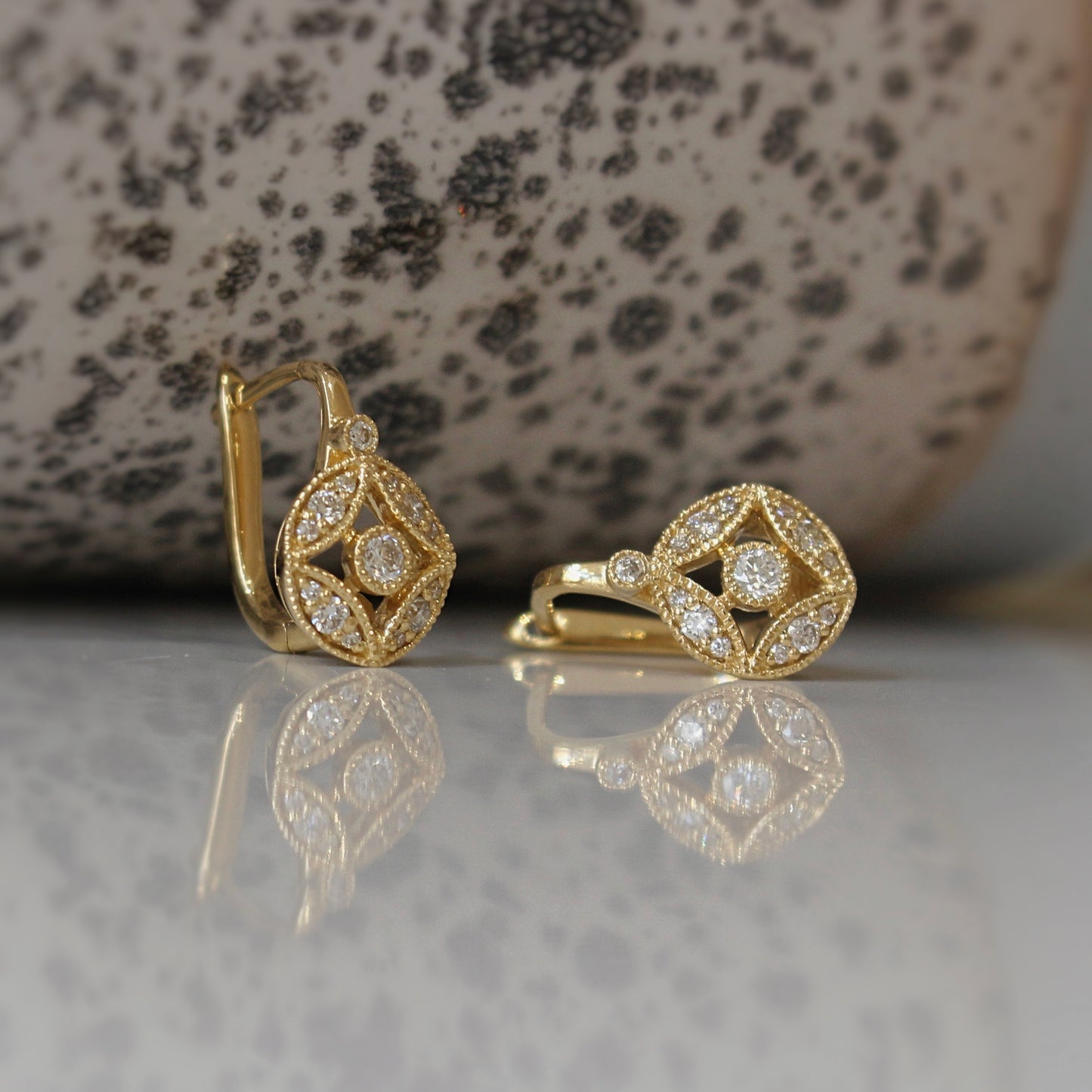 Petites boucles d'oreilles dormeuses, esprit art deco, en or jaune 18k et diamants