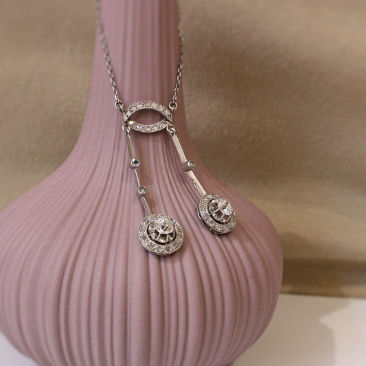 Collier ancien avec diamants sertis sur platine. collier de l'époque art déco, collier dit collier négligé